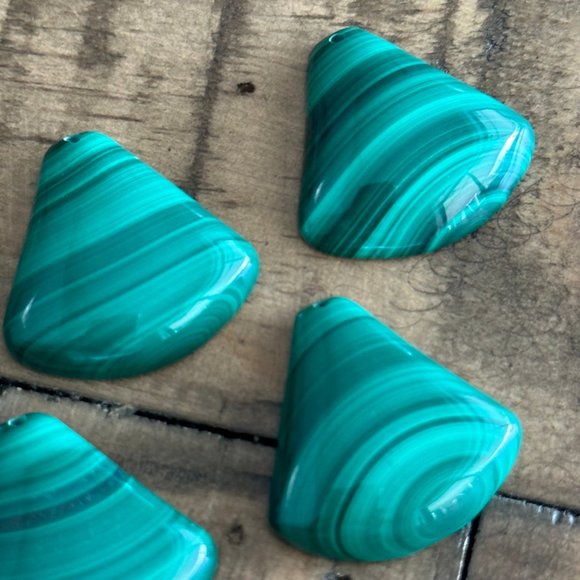 Natural Malachite Fan Shaped Pendants - Perfect for jewelry making or wire wrapp - Picture 4 of 8